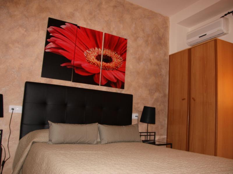 Hostal Rte. Elena Фуэнтес-де-Эбро Номер фото