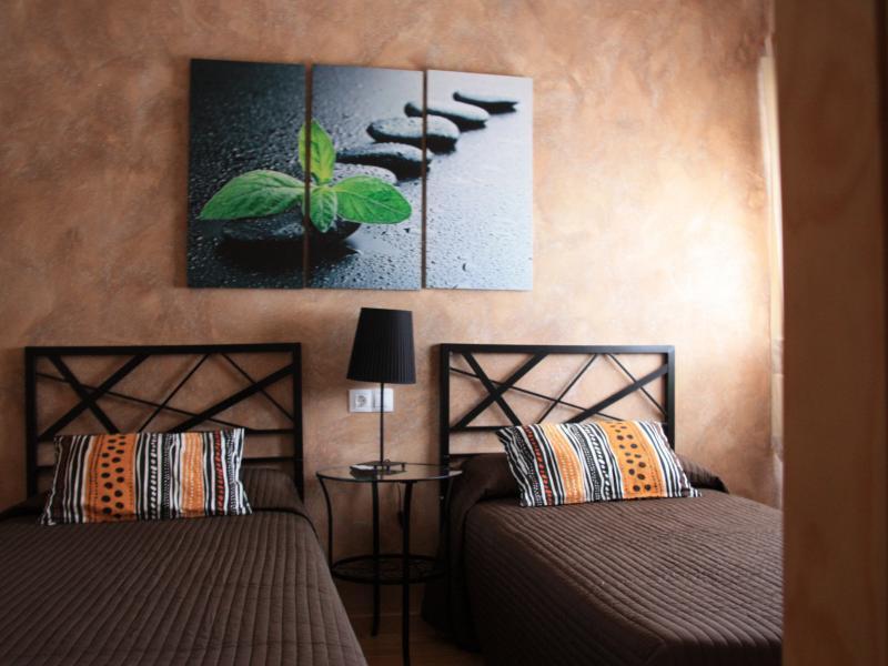 Hostal Rte. Elena Фуэнтес-де-Эбро Номер фото